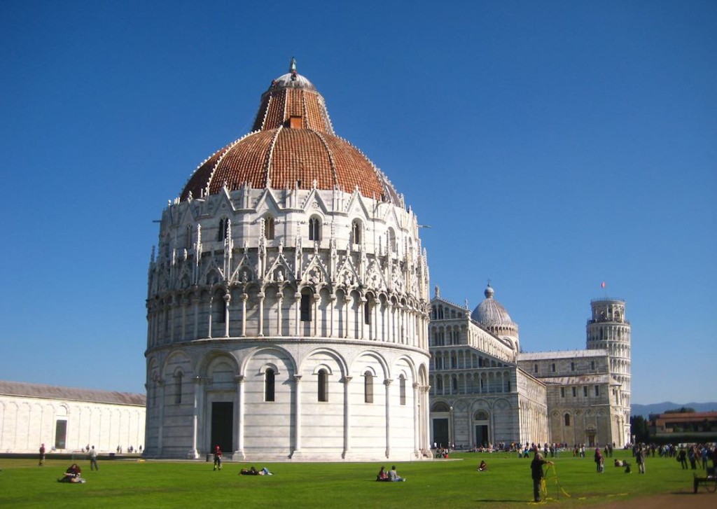 Baptisterio de la catedral de Pisa, al fondo la famosísima Torre inclinada. ©Íñigo Pedrueza.