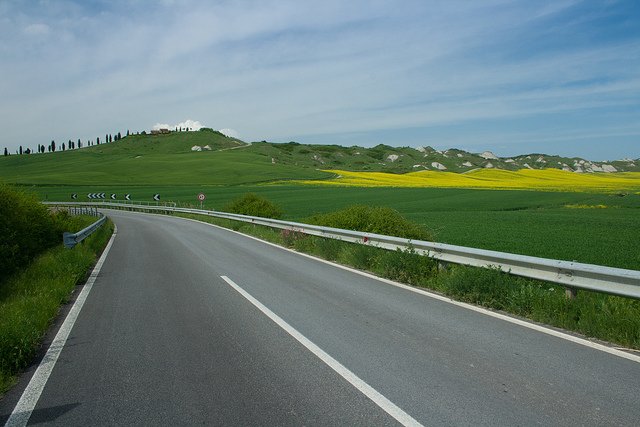 Carretera cerca de Asciano en la Crete Senesi.