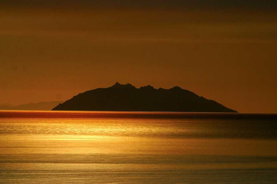 Vista de la parte oriental de la isla de Elba desde a Toscana continental.