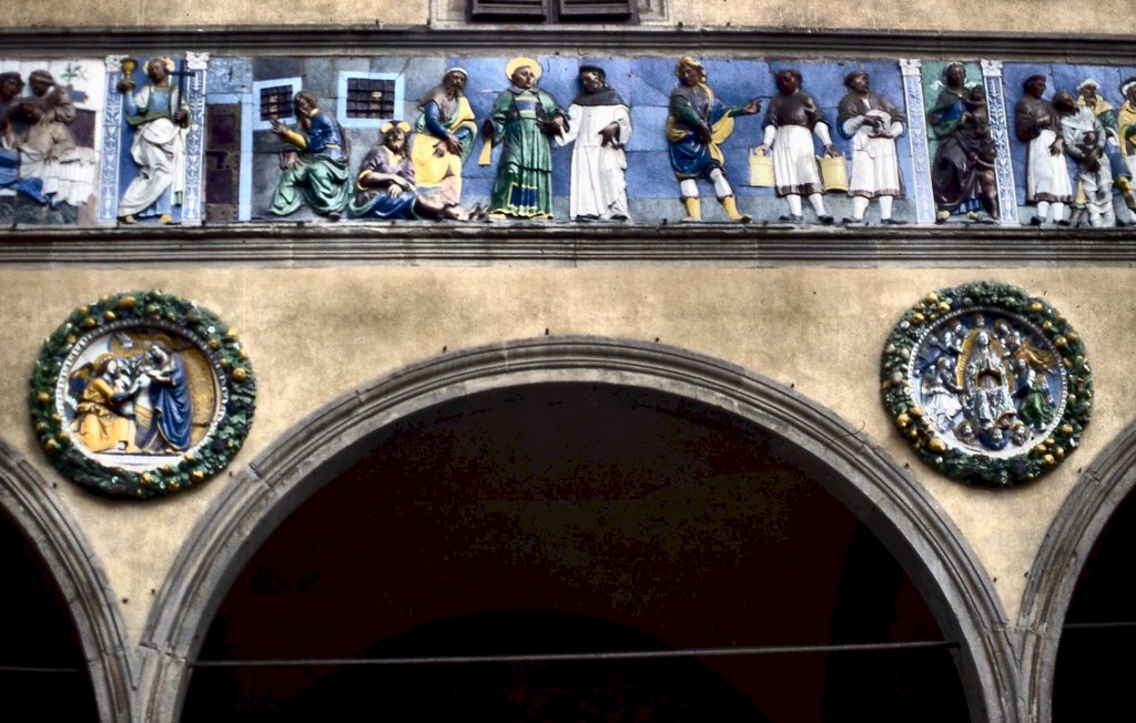 Detalle del friso Freggio Robbiano del Ospedale del Ceppo