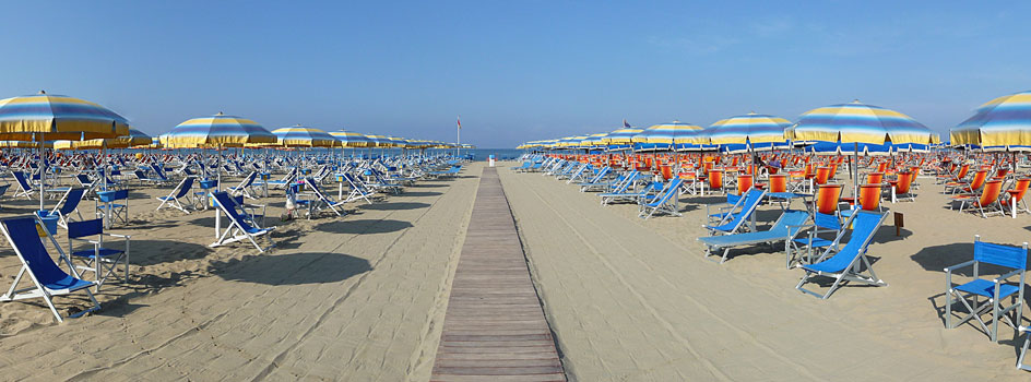 Playa de Viareggio con sus siempre presentes hamacas y sombrillas