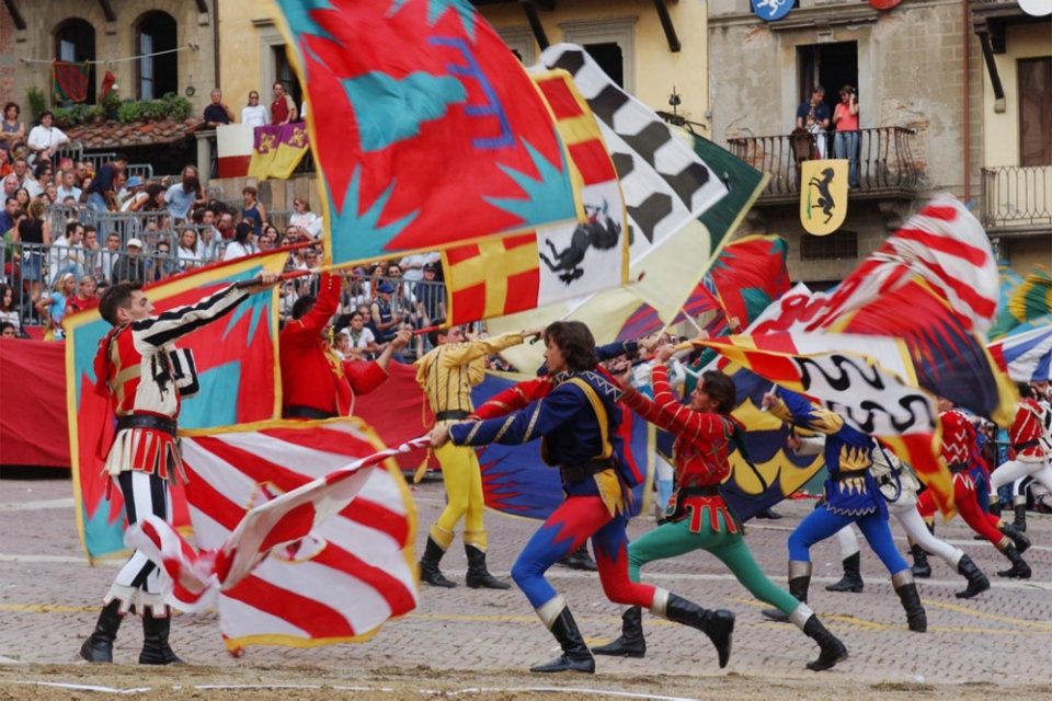 Los sbandieratori de Arezzo en la Fiesta de la Giostra del Saracino