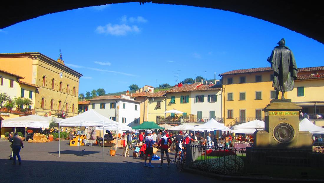 Plaza central de Greve In Chianti, capital de esta zona vinícola toscana. ©María Calvo.