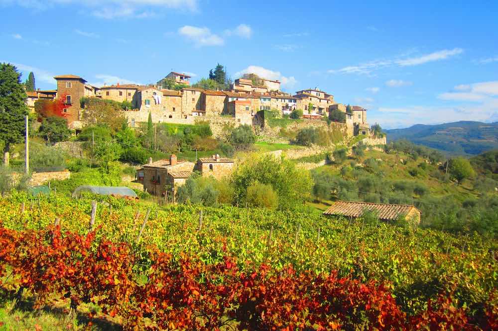 Vista del precioso pueblo de Monteriorale, entre Greve in Chianti y la Badia de. María Calvo.