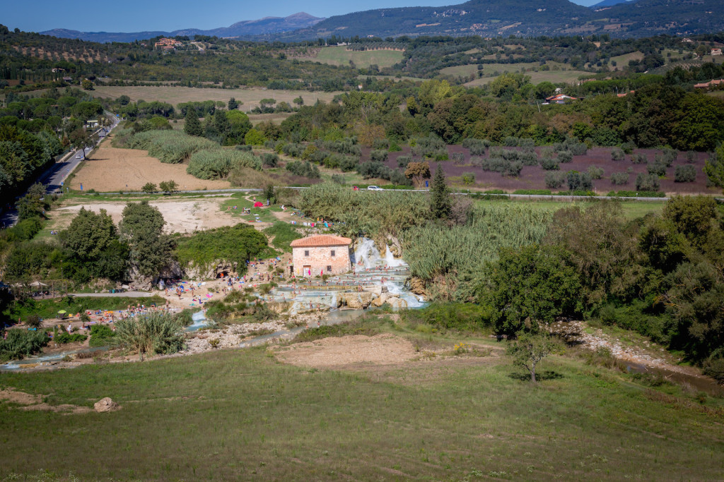 En esta fotografía vemos la situación de las Termas de Saturnia. Kit Williams.