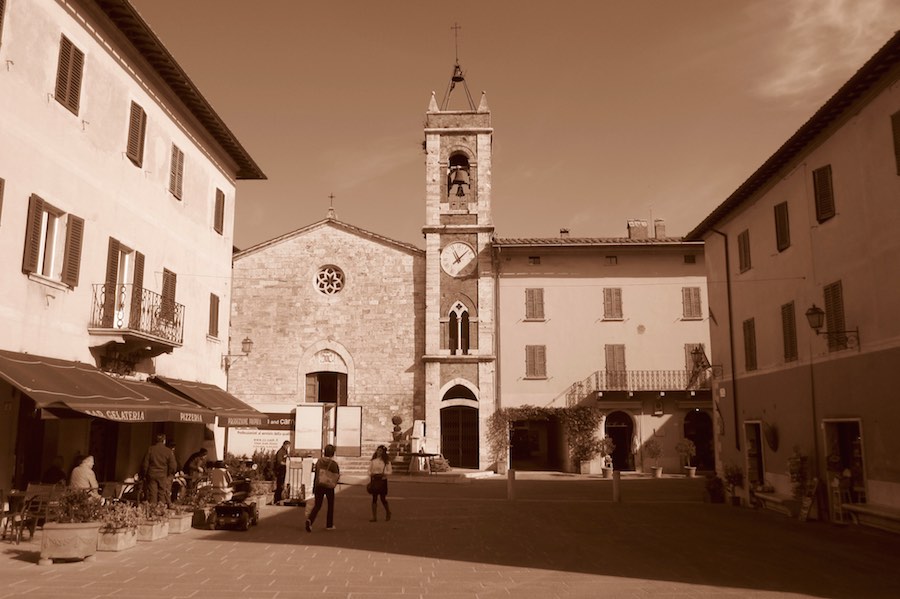 Iglesia de la Collegiata en el casco histórico de San Quirico. ©María Calvo.