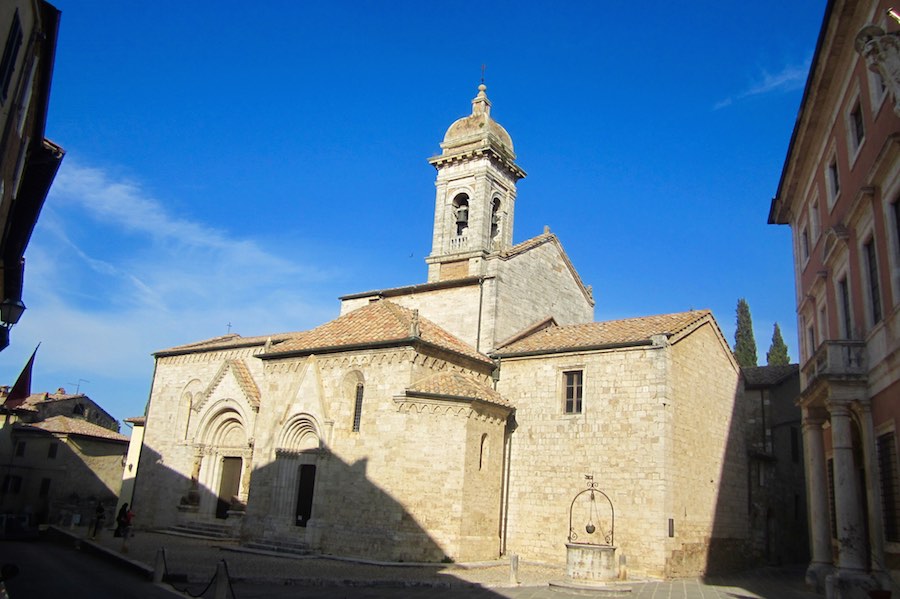 Una de las plazas más céntricas de San Quirico de Orcia. ©María Calvo.