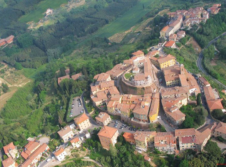 Casco antiguo de Lari con el castello dei Viccari en el centro.