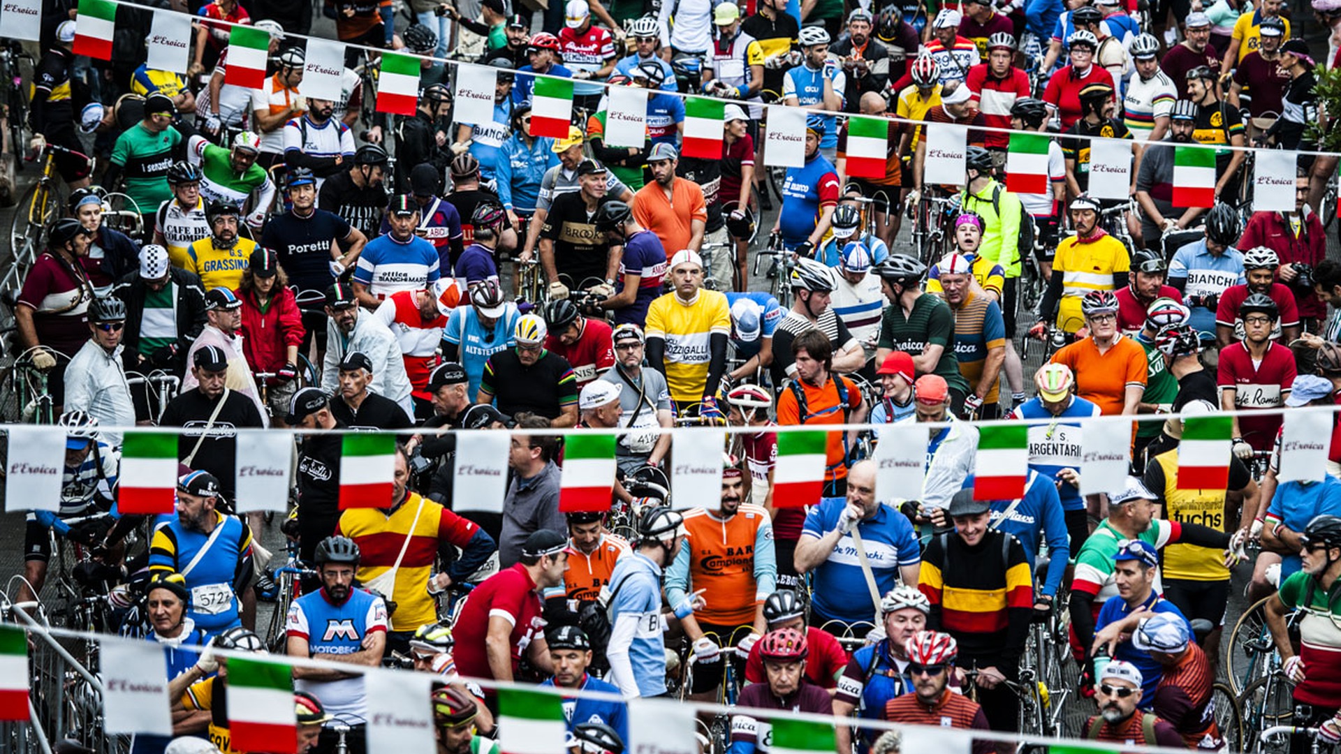 Participantes en la carrera clásica Eroica en Toscana