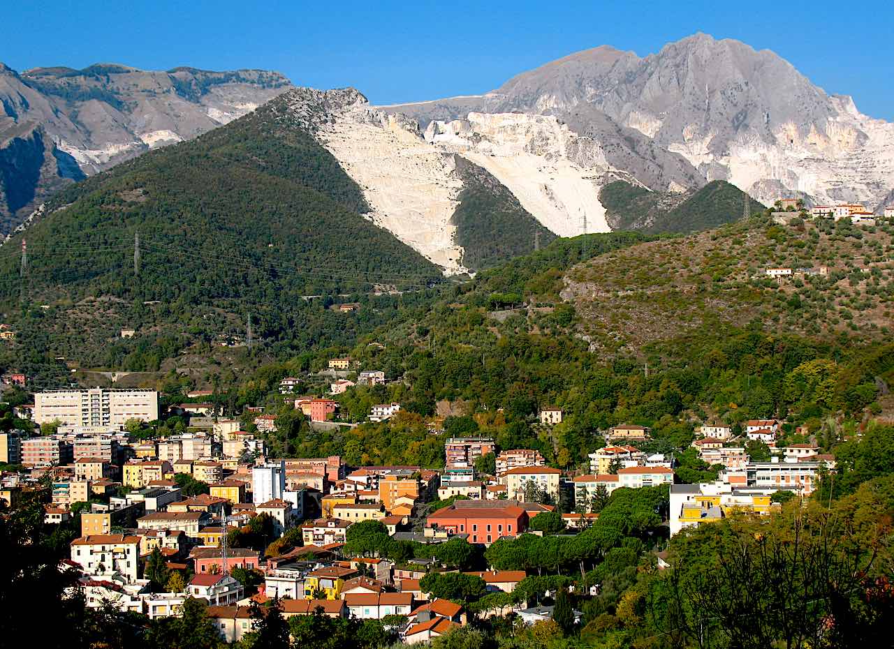 Carrara, con sus canteras de marmolados en los montes Apuanos, justo detrás.